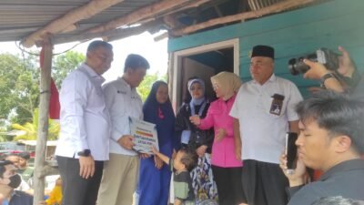 Wihaji Tinjau Rumah KRS dan Serahkan Bantuan Rumah Layak Huni di Pangkalbalam