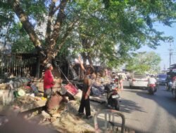 Jualan Sejak 1980 di Jalan Trem, Kakek 70 Tahun Ini Kecewa Lapaknya Dibongkar: Saya Cuma Cari Makan!