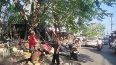 Jualan Sejak 1980 di Jalan Trem, Kakek 70 Tahun Ini Kecewa Lapaknya Dibongkar: Saya Cuma Cari Makan!