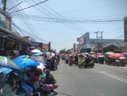 Terik Matahari Tak Surutkan Antusias Penonton Karnaval, Payung Jadi Pelindung di Pinggir Jalan