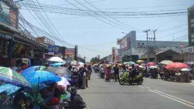 Terik Matahari Tak Surutkan Antusias Penonton Karnaval, Payung Jadi Pelindung di Pinggir Jalan